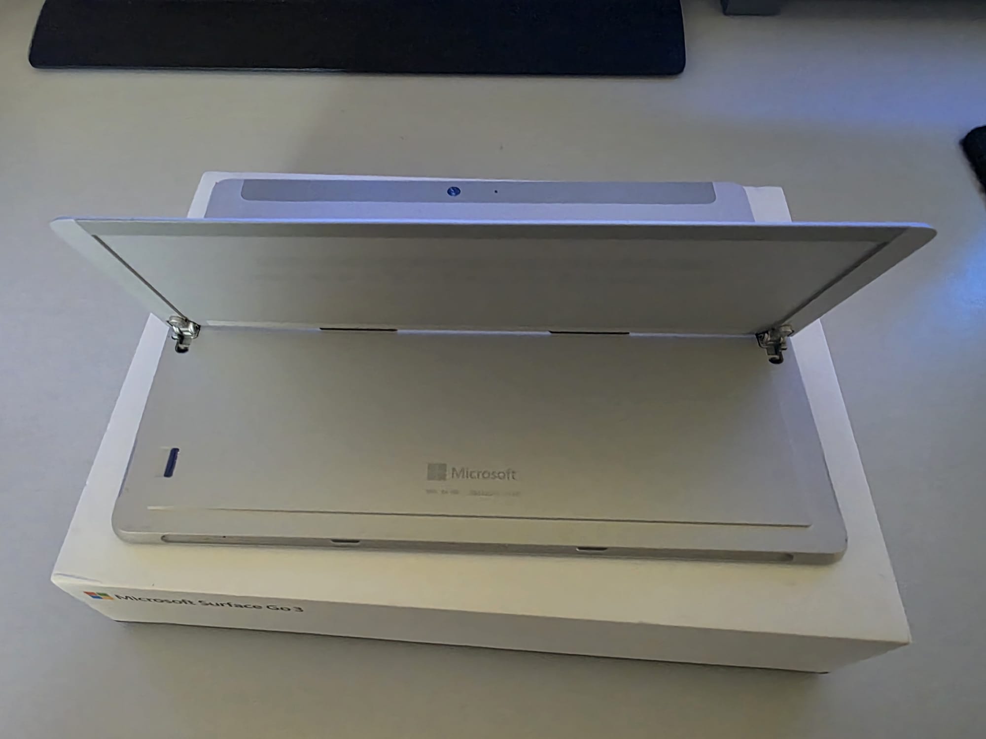 Tableta Microsoft Surface GO 3 la cutie